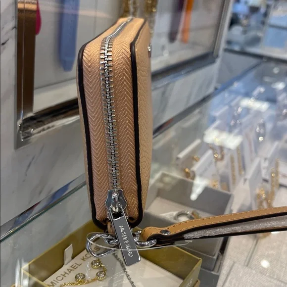 MICHAEL KORS Lg Pebbled Leather Continental Wallet Wristlet Phone Holder
Peanut - Picture 4 of 16